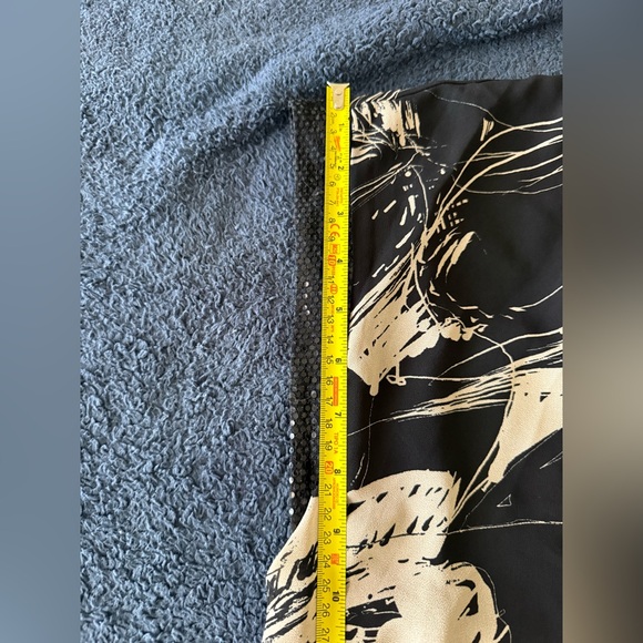 Women's plus-size blouse in size 2XL, black and beige with a floral pattern. - Picture 7 of 10